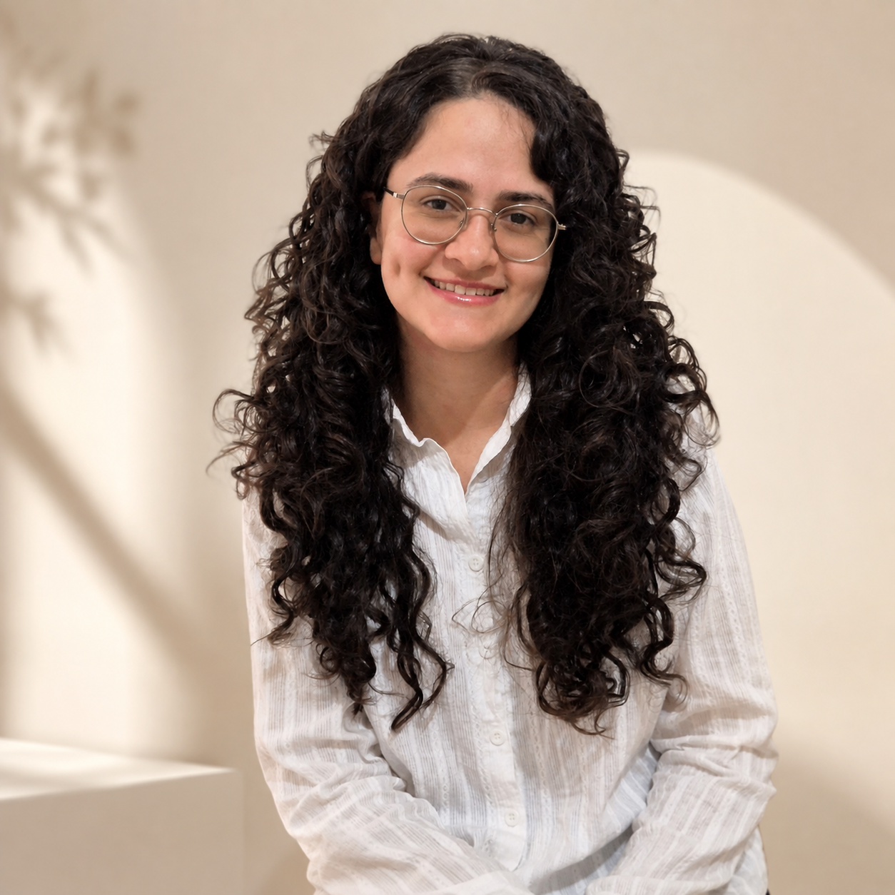 Elisa Gabriella em seu espaço de trabalho